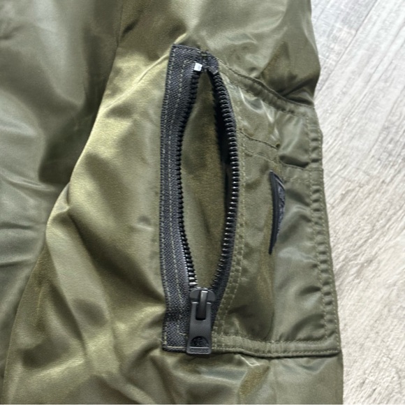 GUESS Men’s Bomber Jacket w/ detachable hood, quilted inside, inside pocket,EUC - Picture 7 of 16